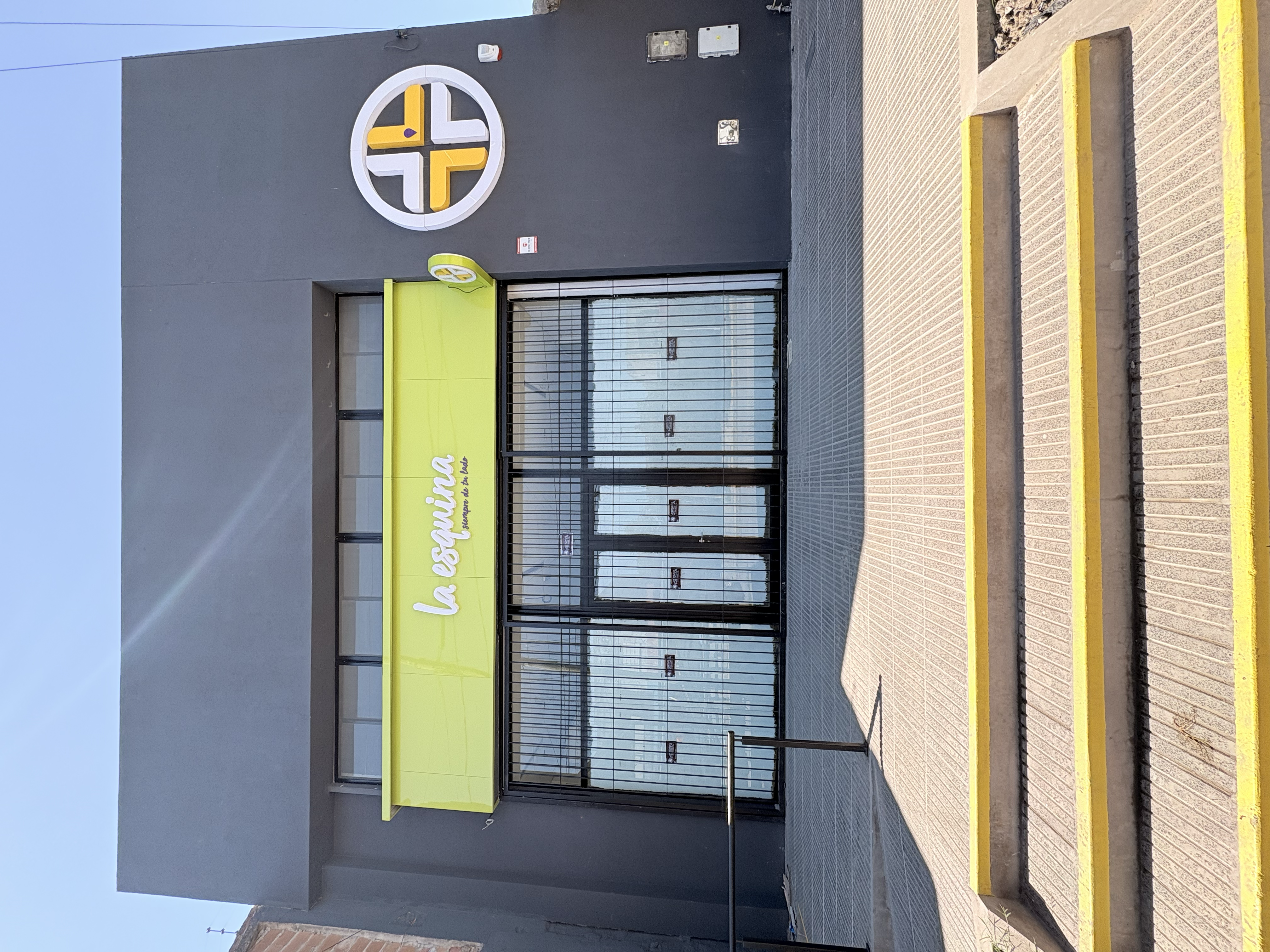 Planos de planta técnicos de Farmacia La Esquina por Grupo Luna